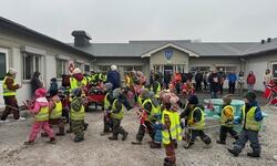 Herøy barnehage på besøk på rådhuset 16. mai