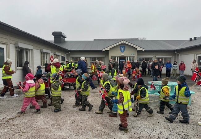 Herøy barnehage på besøk på rådhuset 16. mai