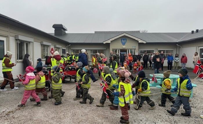 Herøy barnehage på besøk på rådhuset 16. mai
