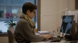 Kvinne på en kontorarbeidsplass