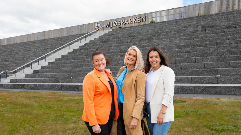 Tre damer foran amfiet i Mjøsparken