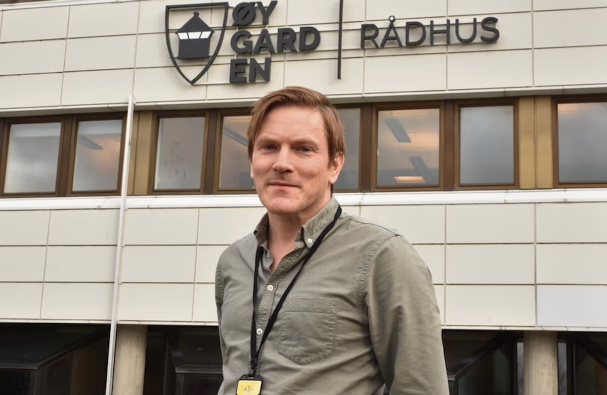 – Vi må vere både meir effektive for dei som kan, og meir nære for dei som treng. Då blir tenestene våre både betre – og rettferdigare, sa Kenneth Sangolt, utviklingsleiar i Øygarden kommune. Foto: Øygarden kommune Kenneth Sangolt er avbildet for rådhuset i Øygarden kommune