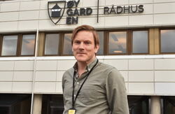 Kenneth Sangolt er avbildet for rådhuset i Øygarden kommune