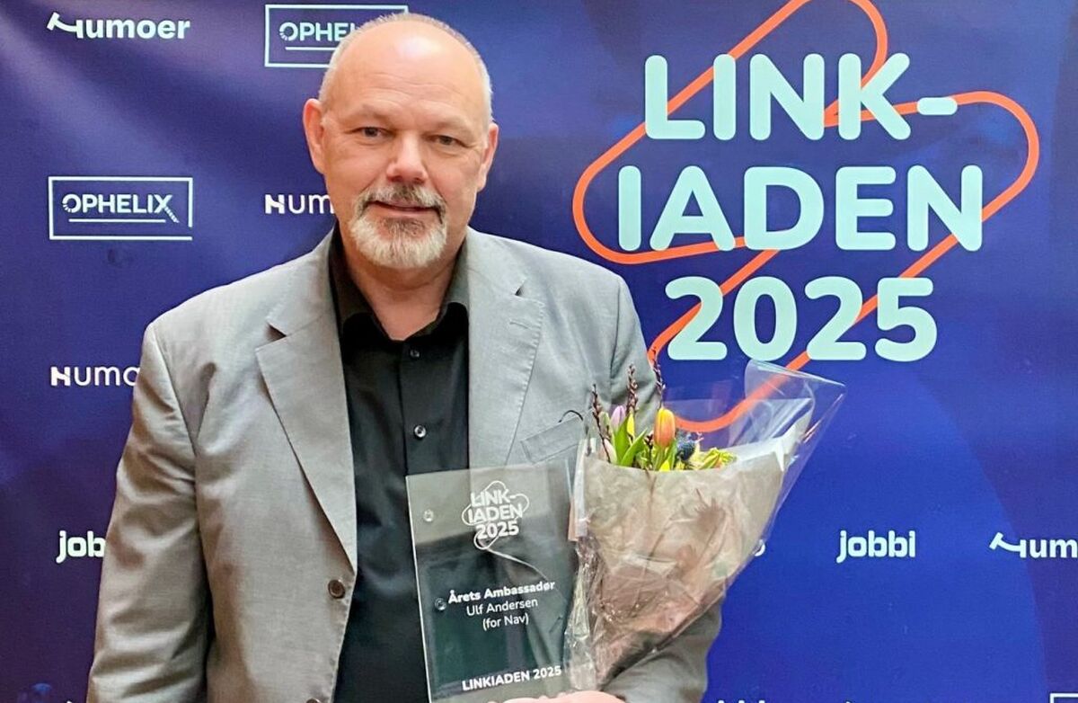 Ulf Andersen på scenen med blomster