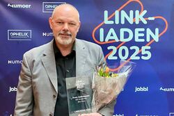 Ulf Andersen på scenen med blomster