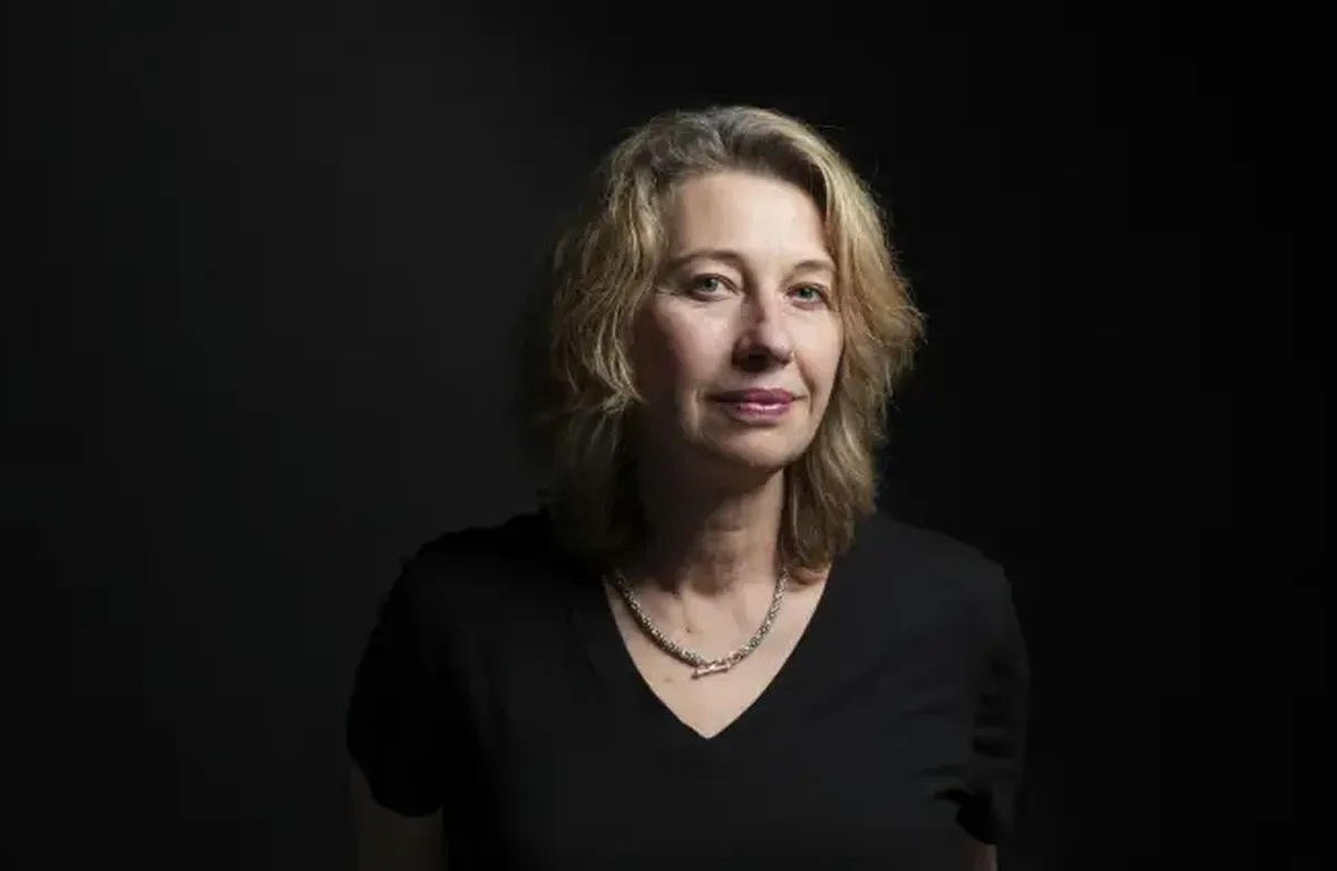 Silvija Seres med mørk bakgrunn