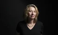 Silvija Seres med mørk bakgrunn