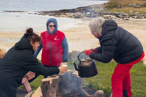 Det er noe helt eget med smaken av kaffe kokt på svartkjele ute i naturen – den smaker rett og slett best. (Foto: Pål Nikolaisen)