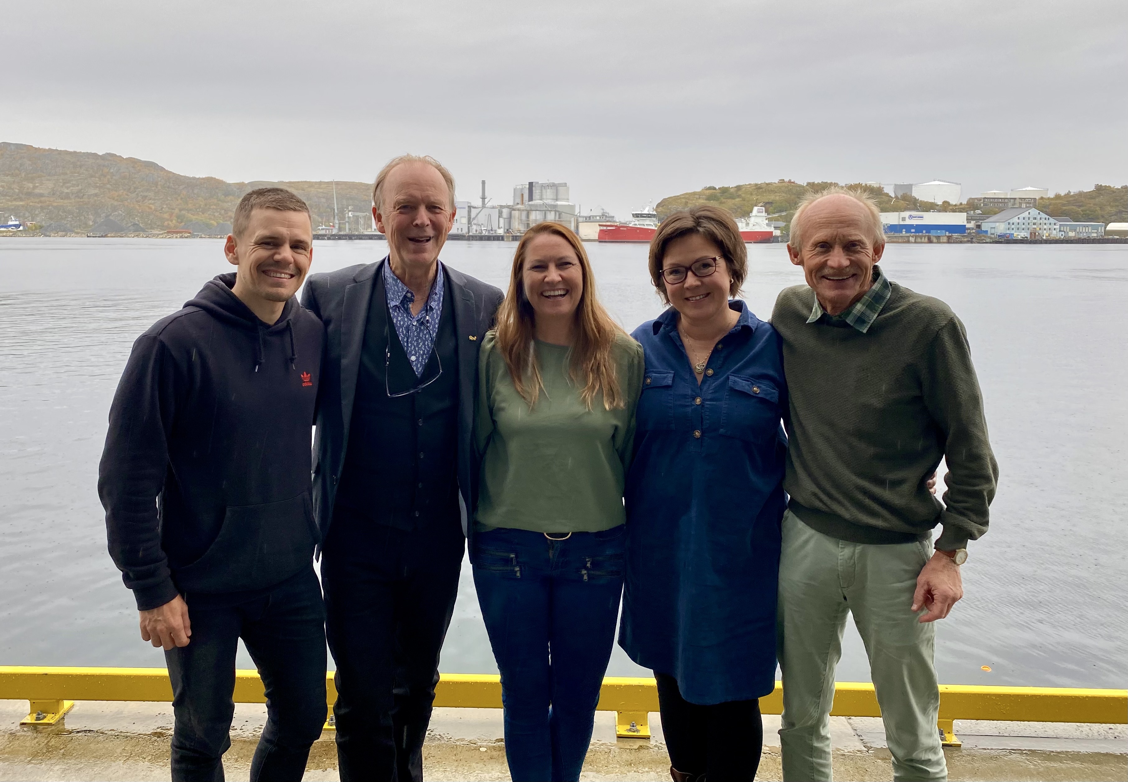 Fra venstre: Fotograf Kevin Benum Kjelsrud, regissør Leif Larssen og tre av de som medvirker i filmen; sykepleier Janne- Katrin Gundersen, sykepleier Monica Vassbotn og prest Odd Eidner