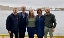 Fra venstre: Fotograf Kevin Benum Kjelsrud, regissør Leif Larssen og tre av de som medvirker i filmen; sykepleier Janne- Katrin Gundersen, sykepleier Monica Vassbotn og prest Odd Eidner