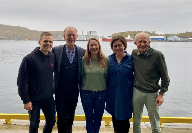 Fra venstre: Fotograf Kevin Benum Kjelsrud, regissør Leif Larssen og tre av de som medvirker i filmen; sykepleier Janne- Katrin Gundersen, sykepleier Monica Vassbotn og prest Odd Eidner