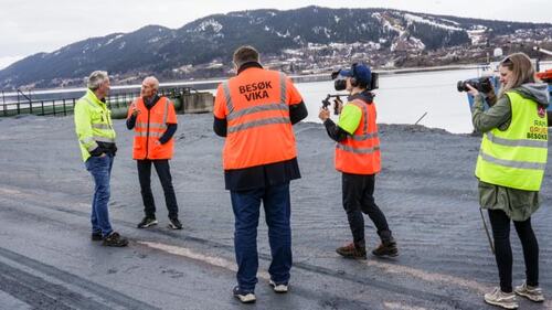 Fra venstre: Opptak med adm. direktør Gunnar Moe(Rana Gruber as) som blir intervjuet av Odd Eidner. Produsent Stein Inge Pedersen med ryggen til, fotograf Kevin Benum Kjeldsrud og prosjektleder; Trine Lysholm Hagan.
