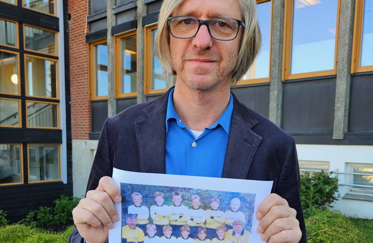 Daniel holder opp et bilde av fotballaget han var med på på 80-tallet.