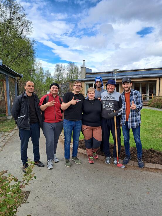 Bildet viser 7 glade personer etter litt dugnadsarbeid.