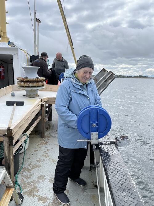 Reidun har aldri vært om bord i en fiskebåt tidligere, og fikk seg nok en uforglemmelig opplevelse.