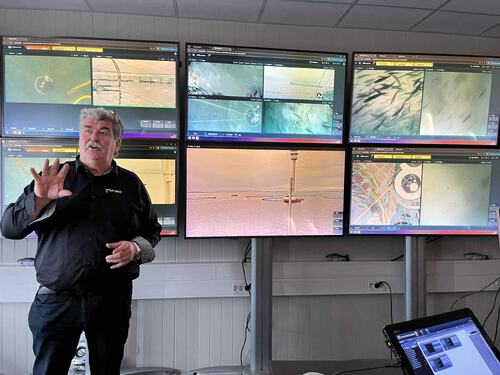 Jan Erik Jakobsen viser fram forsentralen til Seløy Sjøfarm. (Foto: Elbjørg Larsen))