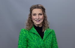 Digitaliserings- og forvaltningsminister Karianne Tung og KS-leiar Gunn Marit Helgesen tar hverandre i hånden etter at avtalen er signert.
