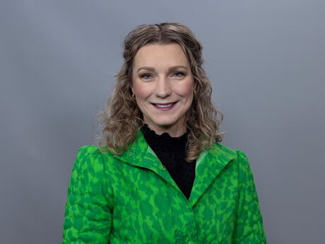 Digitaliserings- og forvaltningsminister Karianne Tung og KS-leiar Gunn Marit Helgesen tar hverandre i hånden etter at avtalen er signert.
