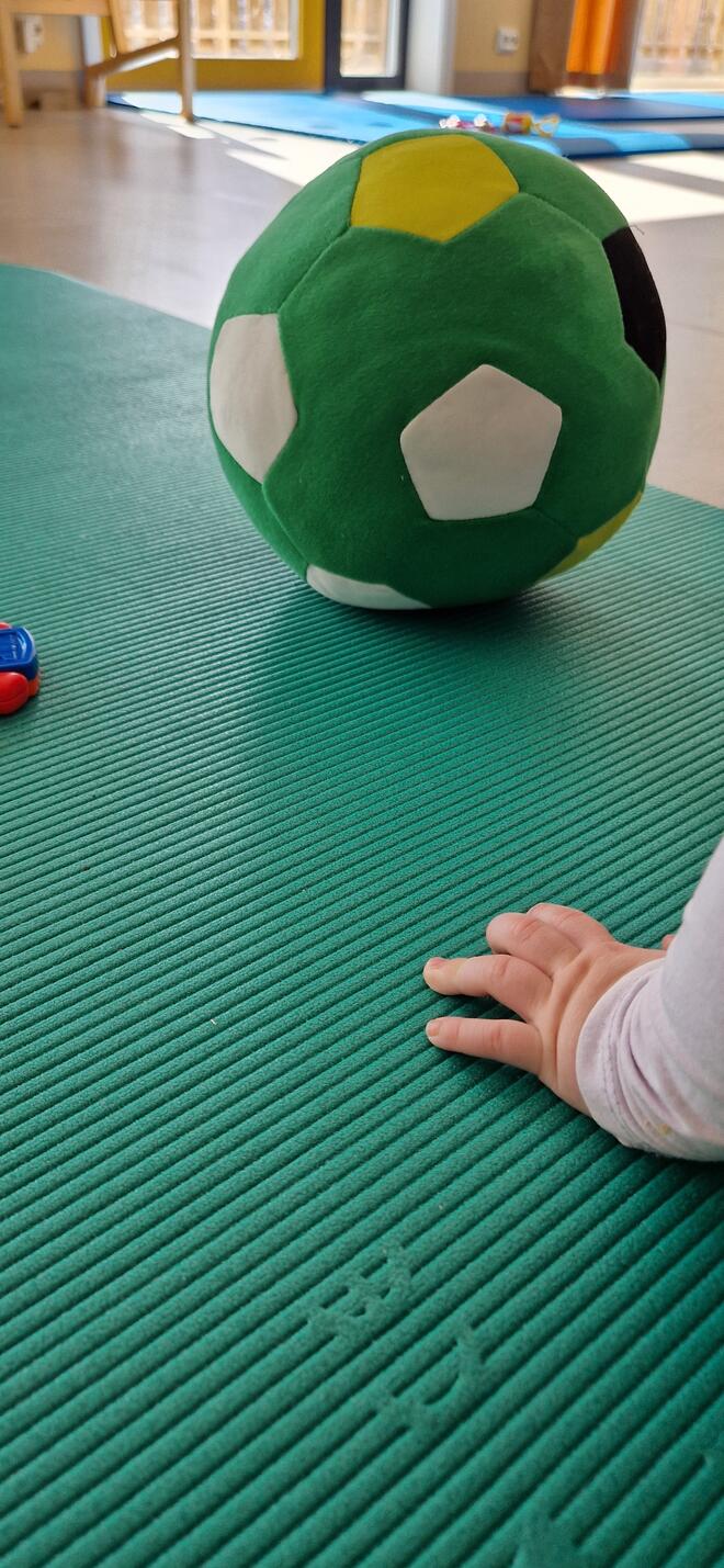 småbarn og ball