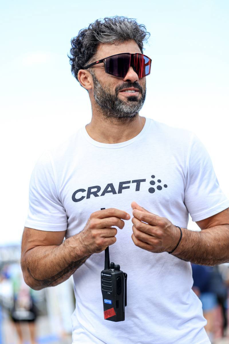 Simon Fourcade en discussion avec un de ses biathlètes