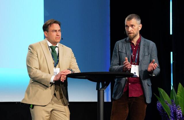 Fredrik Øvergård & Eirik Hachvaag Andersen på scenen.