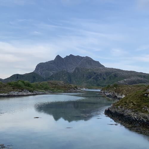 Dønnamann speiler seg i Herøydam. (Foto: Tone Evelyn Hansen)
