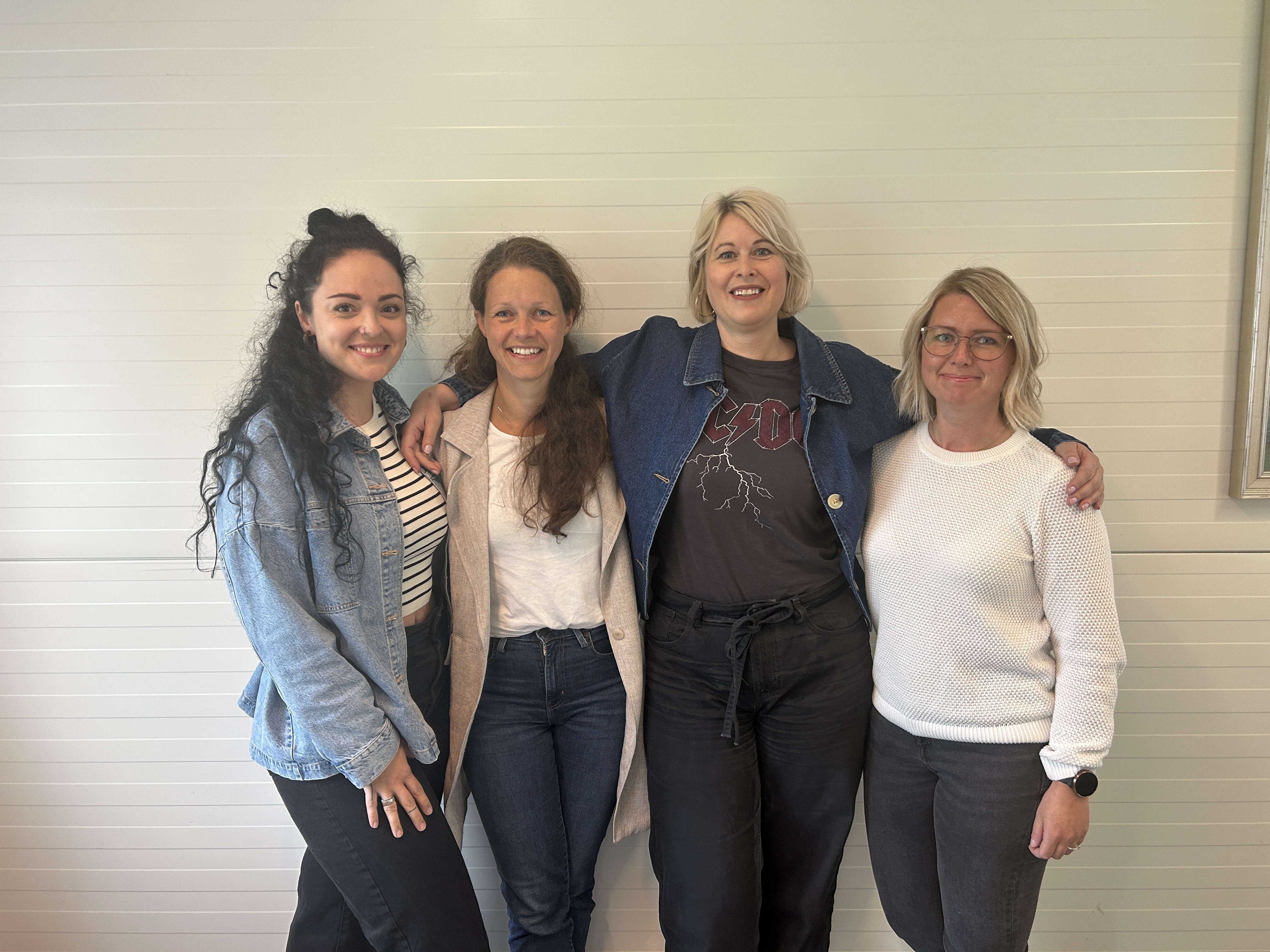 Disse fire damene er noen av dem som står i bresjen for å innføre natteravnordning i Herøy kommune. Fra venstre: Erika Puziene (leder i frivilligsentralen), Mai-Lis Larsen (FAU), Marit Dahl Jørgensen (fagleder for flyktning- og integreringstjenesten) og Lotte Moe (FAU).