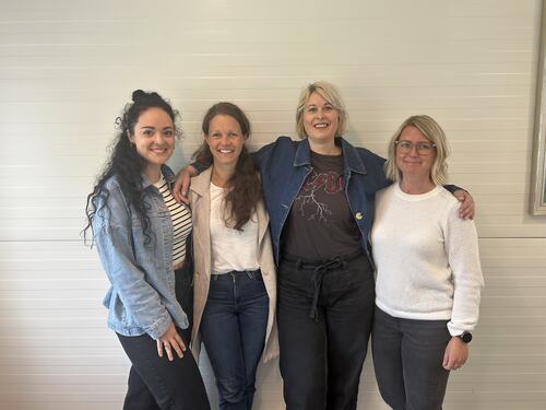 Disse fire damene er noen av dem som står i bresjen for å innføre natteravnordning i Herøy kommune. Fra venstre: Erika Puziene (leder i frivilligsentralen), Mai-Lis Larsen (FAU), Marit Dahl Jørgensen (fagleder for flyktning- og integreringstjenesten) og Lotte Moe (FAU).