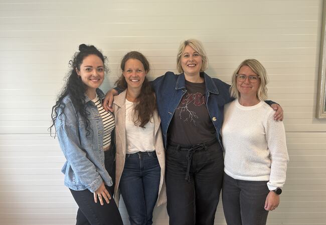 Disse fire damene er noen av dem som står i bresjen for å innføre natteravnordning i Herøy kommune. Fra venstre: Erika Puziene (leder i frivilligsentralen), Mai-Lis Larsen (FAU), Marit Dahl Jørgensen (fagleder for flyktning- og integreringstjenesten) og Lotte Moe (FAU).