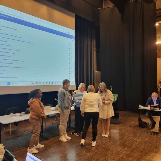 Prisutdeling i kommunestyret.