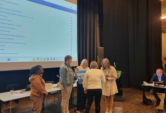 Prisutdeling i kommunestyret.
