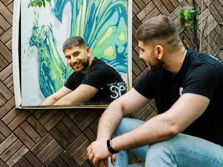 – Det er lite tverrfaglighet. Vi snakker om kollegaer, men deler ikke informasjon fordi alt er «konfidensielt». Det gjør det umulig å hjelpe folk skikkelig, sier Shad Ibrahim Hussain. Foto: Julie Hrnčířová / DN