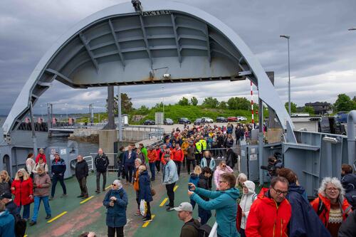 300 personer var med fergen ut for å være med på avdukingen.