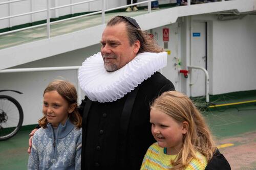Petter Dass(Per Heimly) stilte villig opp for alle som ville ha et bilde med en av personene som er en inspirasjon til kunstneren Frode Lillesund når han laget Petter Dass.