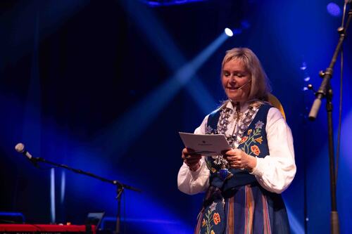 Ordfører Elbjørg Larsen åpnet kulturkvelden med varme ord til publikum og artister.