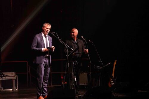 Petter Rønning jr. og Lars-Sivert Larssen ledet publikum trygt og morsomt gjennom kvelden.