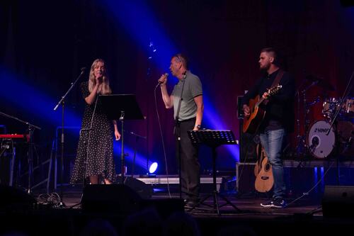 TrioLoe – far, datter og sønn – fremførte “Dancing in the dark”