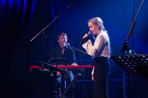 Carmen sang en hyllest til Herøy som hun selv har vært med å skrive.