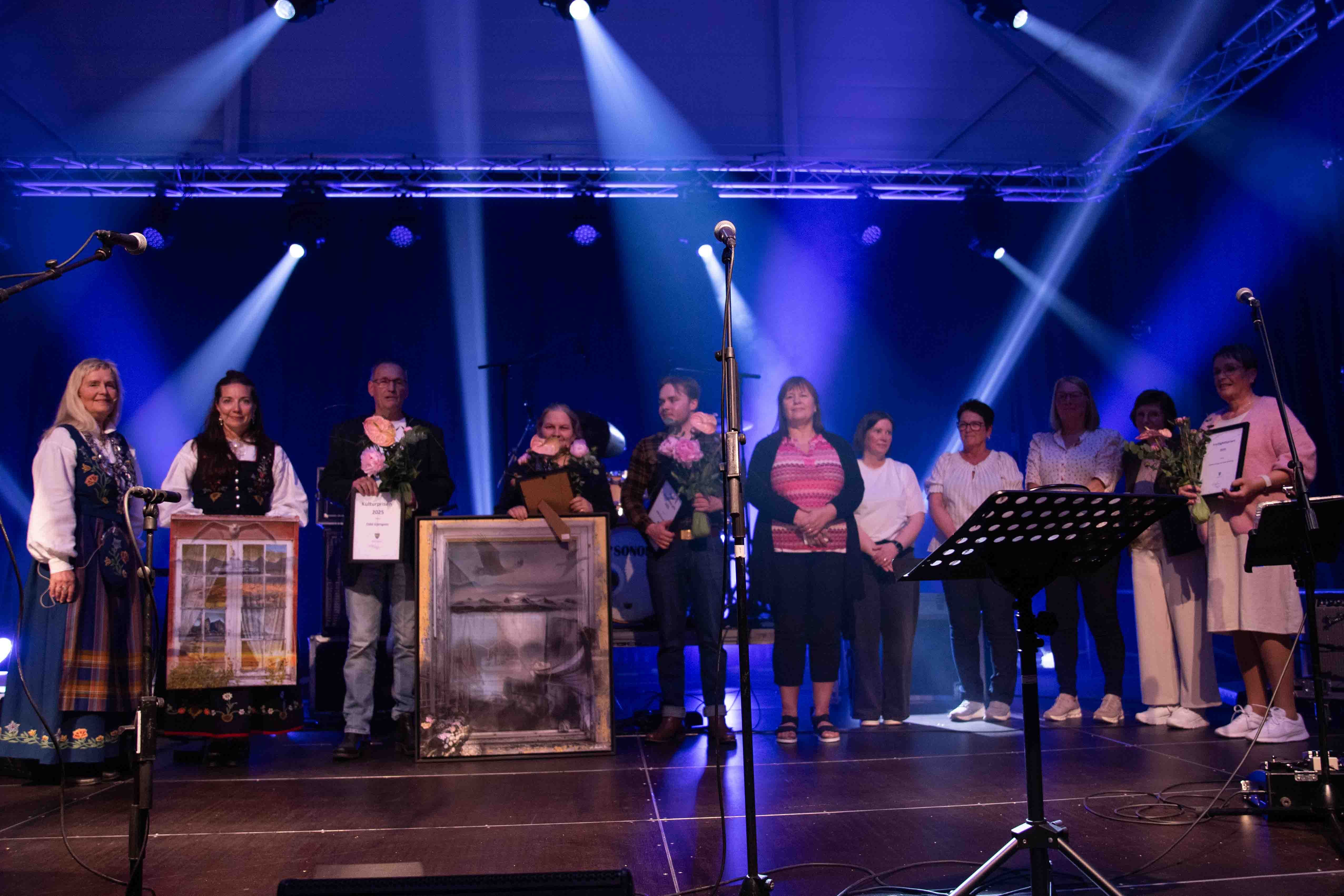 Fjorårets prisvinnerne samlet til hyllest fra publikum. (Foto: Pål Nikolaisen)