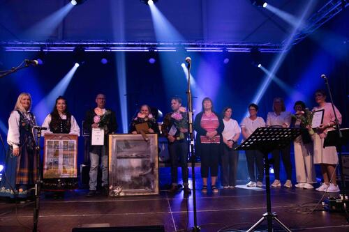 Fjorårets prisvinnerne samlet til hyllest fra publikum. (Foto: Pål Nikolaisen)