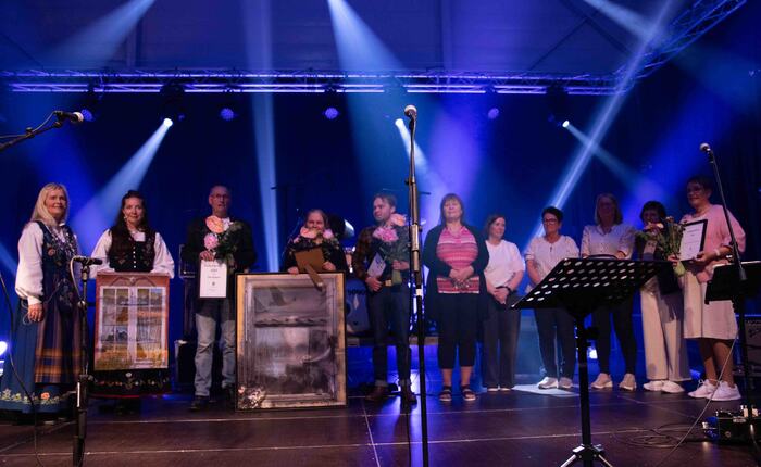Fjorårets prisvinnerne samlet til hyllest fra publikum. (Foto: Pål Nikolaisen)