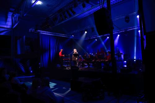 Liv-Helga Fure og Herøy Musikkorps satte stemningen da de åpnet årets kulturkveld.