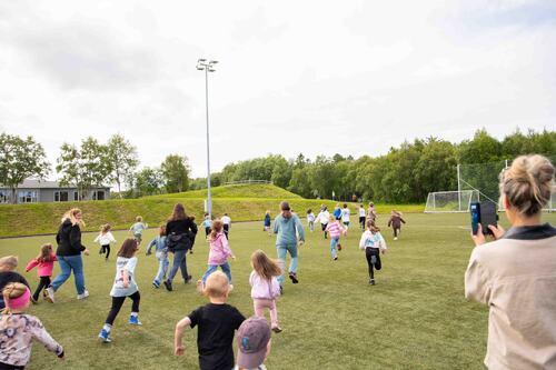 I forkant av Solheim Rundt samlet Barneløpet rundt 50 barn til en fartsfylt og morsom runde i skogen bak barneskolen.