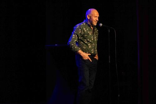 Tor Karstein Angel leverte kveldens lengste og kanskje morsomste innslag, med rå humor fra gårdslivet.