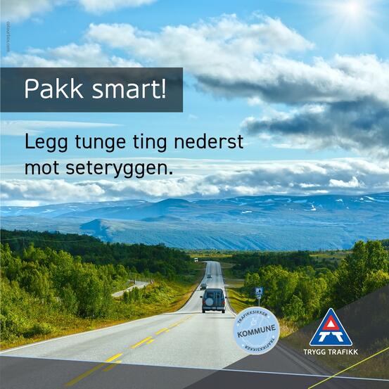 Bildet viser en en vei som går gjennom naturskjønne omgivelser. Det er grønt og frodig på begge sidene og det er omgitt av fjell. Det er fint vær. Teksten er Pakk smart. Legg tunge ting nederst mot seteryggen.