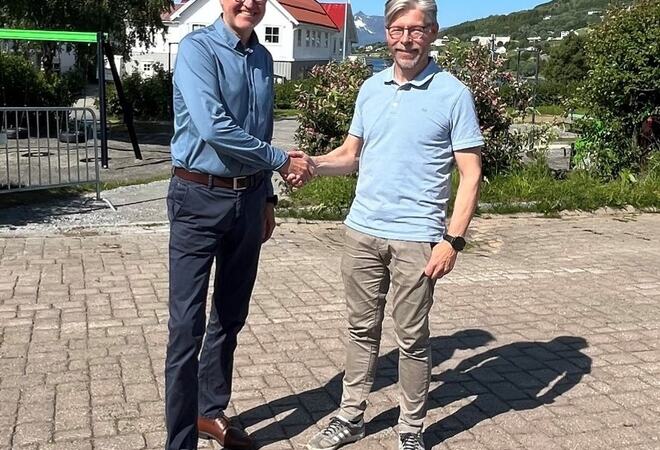 Bjørn Akselsen sammen med kommunedirektør Per Bjørn Holm-Varsi
