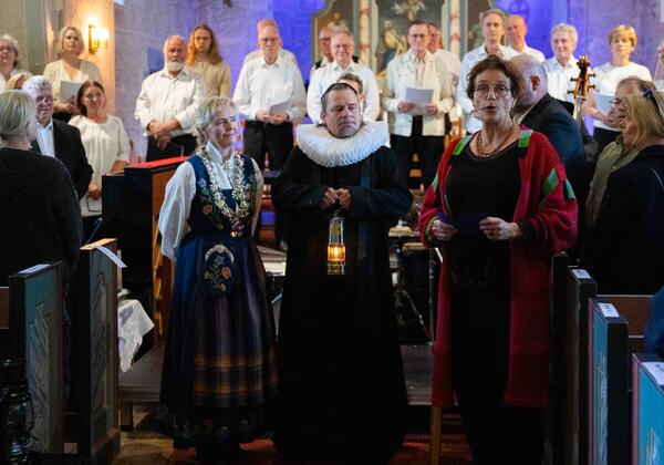 Leder for sekretariatet for Nasjonaljubileet 2030 Borghild Lundeby og ordfører Elbjørg Larsen markerer at Herøy nå er en del av Nasjonaljubileet 2030 ved at Herøy får en avlegger av Olavsflammen.