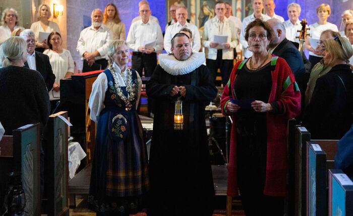Leder for sekretariatet for Nasjonaljubileet 2030 Borghild Lundeby og ordfører Elbjørg Larsen markerer at Herøy nå er en del av Nasjonaljubileet 2030 ved at Herøy får en avlegger av Olavsflammen.