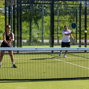 Mann og dame som spiller padel
