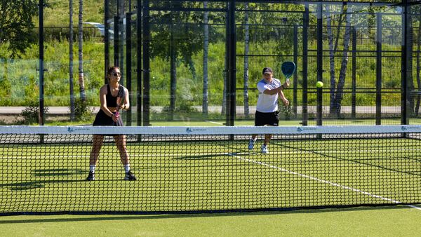 Mann og dame som spiller padel